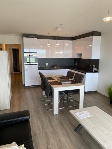 Studio 405 Op Zeedijk Met Frontaal Zeezicht 4De Verdiep Middelkerke Exteriör bild